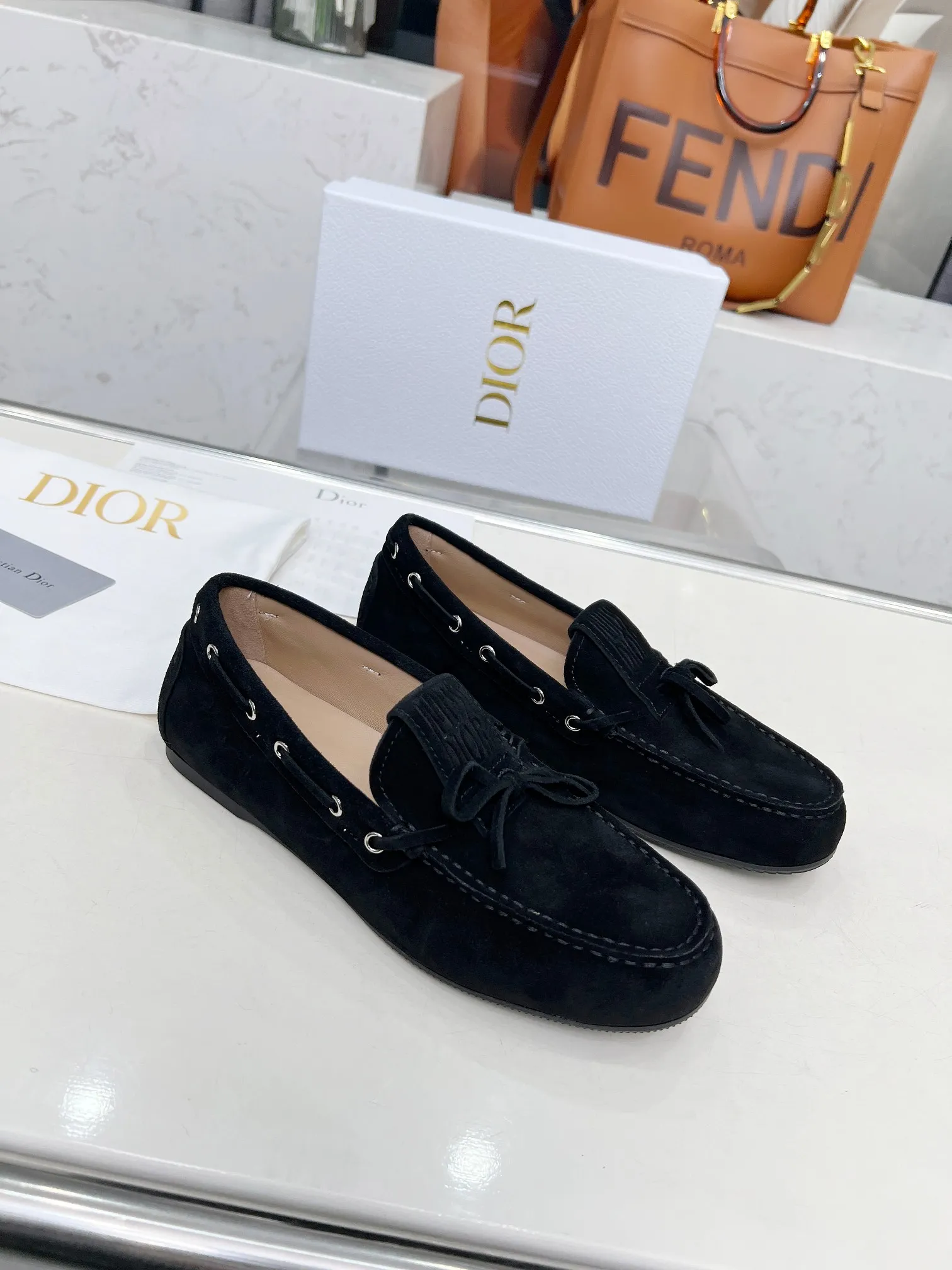 👟👟Ex-factory price 500👟👟 Dior's new spring and summer ultra-light jelly series loafers are brand new. The layout strives to create fashionable classic items. New products created at the first substantial show of Paris Fashion Week. The inspiration is cleverly combined by the D chief designer on the perfect shoe shape. Paired with brand buckles, it is even more fashionable! Original version, perfect and exquisite workmanship!  ✔️Upper: original fabric ✔️Inner lining: imported sheepskin lining ✔️Sole: original outsole ✔️Size: #35-41 (40 41 customized items are not returnable)